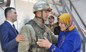 Sınırda nöbet tutan Mehmetçiğe "Anneler Günü" sürprizi