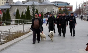 Kuzuları yanından ayrılmıyor