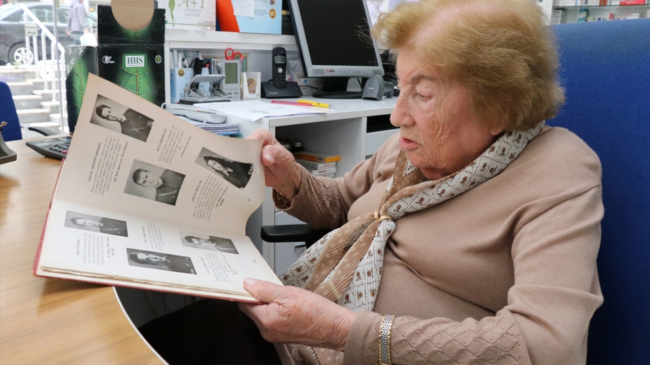 İlk eczanesini 1953 yılında Aksaray`da açmış