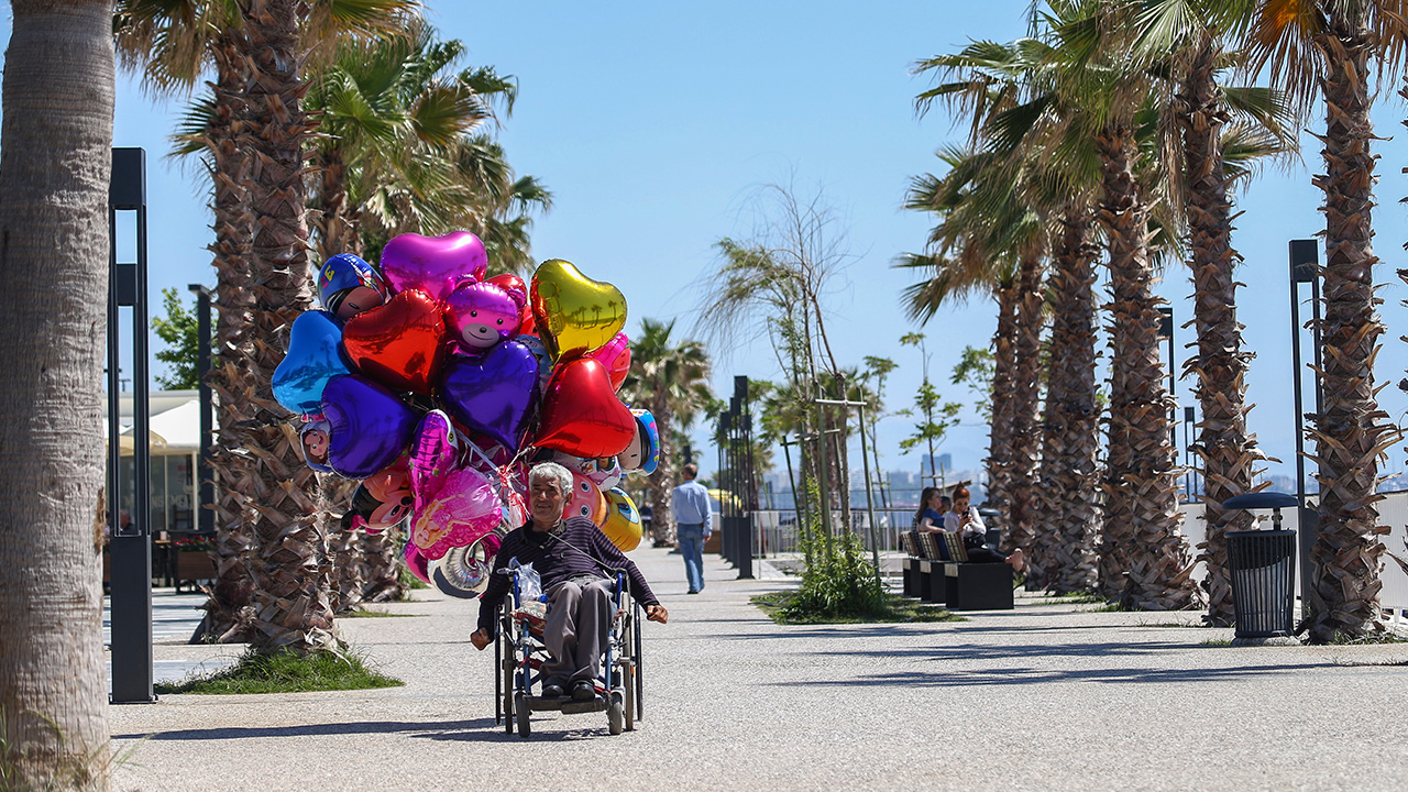 Afyonkarahisar`da dünyaya gelen Mevlüt Ekşi, 7 yaşındayken traktör kazası geçirdi. Bu olay sonrasında omurilik travması sonucu bedensel engelli olarak yaşamını sürdüren Ekşi, buna rağmen hayata küsmedi.