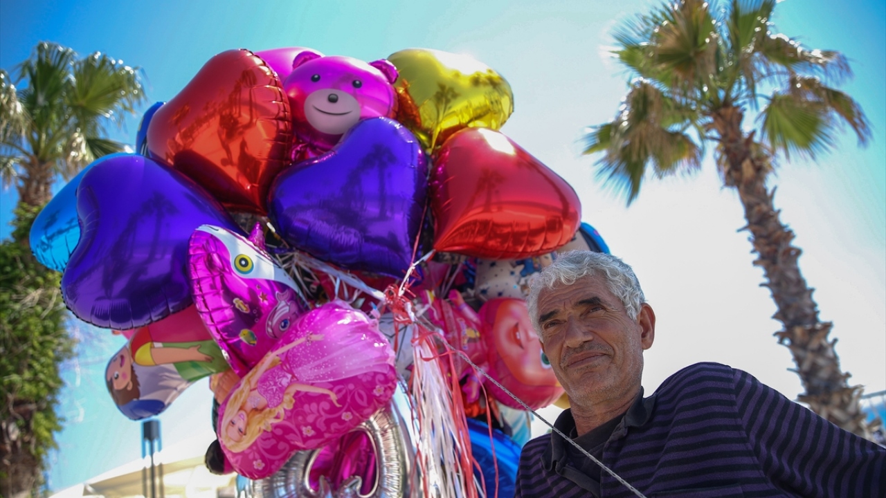 Eğitimine dışarıdan devam eden Ekşi, 18 yaşından sonra ise pazarlarda esnaflık yaptı, market işletti. Ekşi, marketini kapattıktan sonra almaya başladığı engelli maaşıyla yetinmeyerek sahillerde balon satarak eşine ve 11 yaşındaki oğluna bakıyor. 