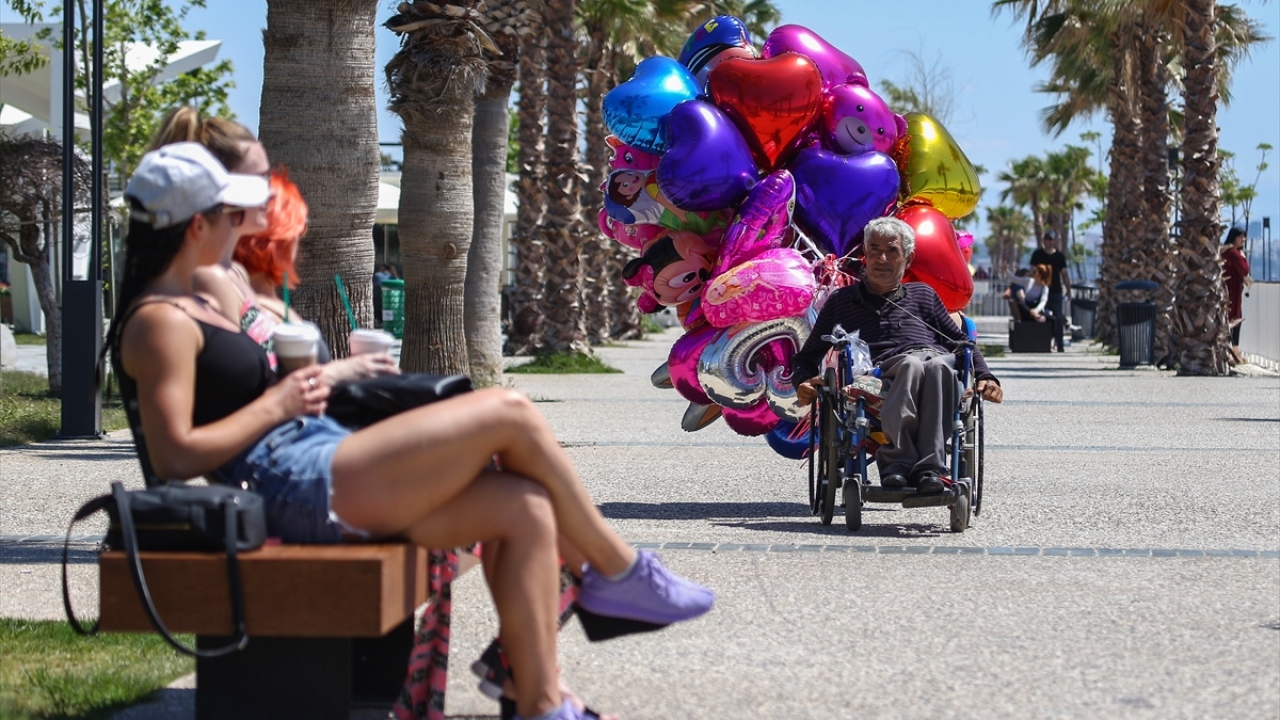 Eşinin kendisi için "Annelerin en güzeli" olduğunu vurgulayan Ekşi, eşinin kendisinin yaşam enerjisi, çocuğunun da bir tanesi olduğunu kaydetti. 