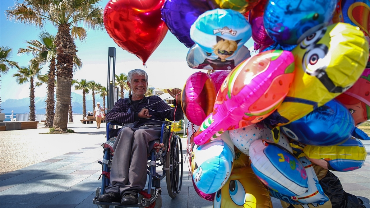 Ekonomik sebeplerle kapattığı marketin ardından seyyar satıcılık yaparak ailesinin geçimini sağlamaya başladığını ifade eden Ekşi, "Zaman zaman pazarlarda hırdavat da satıyorum. Ancak genelde sahilde balon satıyorum." diye konuştu.