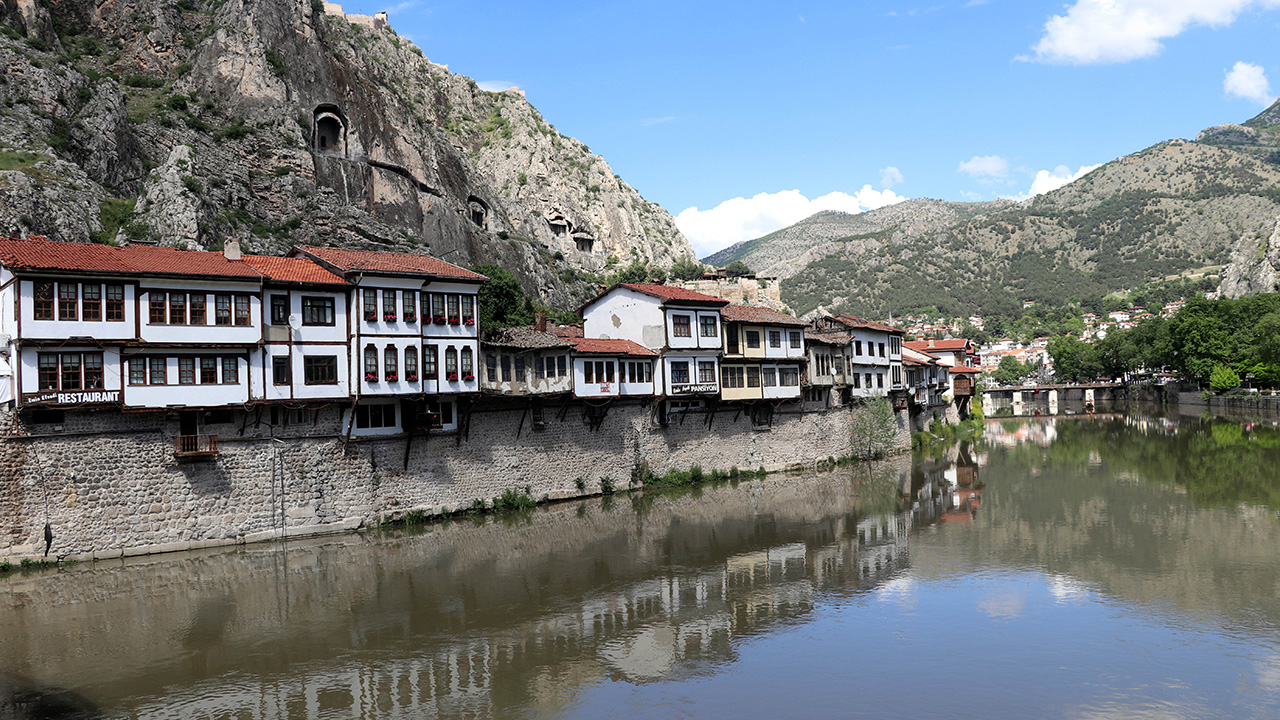 Tarihi ve kültürel değerleriyle "UNESCO Dünya Miras Geçici Listesi"ne alınan, efsane aşıklar Ferhat ile Şirin`in yaşadığı topraklar olarak bilinen "Şehzadeler şehri" Amasya, ziyaretçilerine farklı bir ramazan geçirmeyi vadediyor.