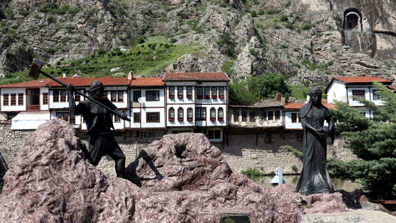 Ramazanın birkaç gününü geçirmek için Amasya`ya gelenler, kentin doğal ve tarihi yerlerini gezerek iftar saatini bekliyor.