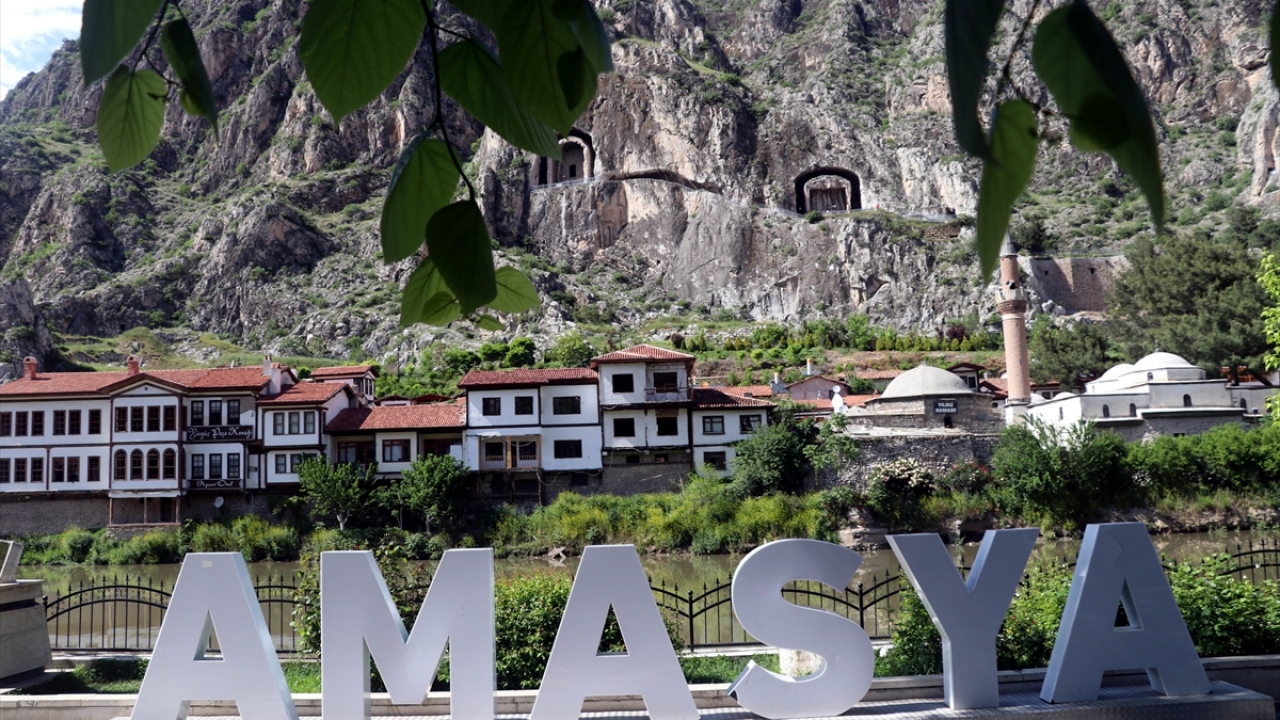 Amasya halkının en fazla tercih ettiği Sultan 2. Bayezid tarafından 1485`te yaptırılan, içinde külliye ve imaretin de bulunduğu Sultan 2. Bayezid Camisi, teravih namazlarında dolup taşıyor.