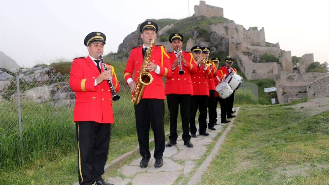 Amasya`da ramazan boyunca iftar ve sahur saatlerinde tarihi Harşena Kalesi`ne çıkarak konser veren belediye bandosu, 155 yıllık geleneği devam ettiriyor.