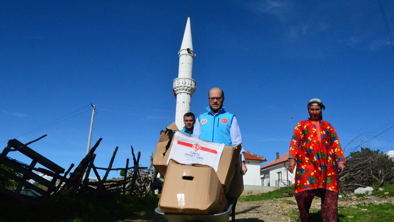 Bu yıl "Kardeşlerini Unutma, Beklenen Sensin" sloganıyla yola çıkan vakıf gönüllüleri, Kuzey Makedonya`da başta Üsküp olmak üzere hem şehir merkezlerinde hem de kırsalda yaşayan ihtiyaç sahiplerinin yüzünü güldürüyor.