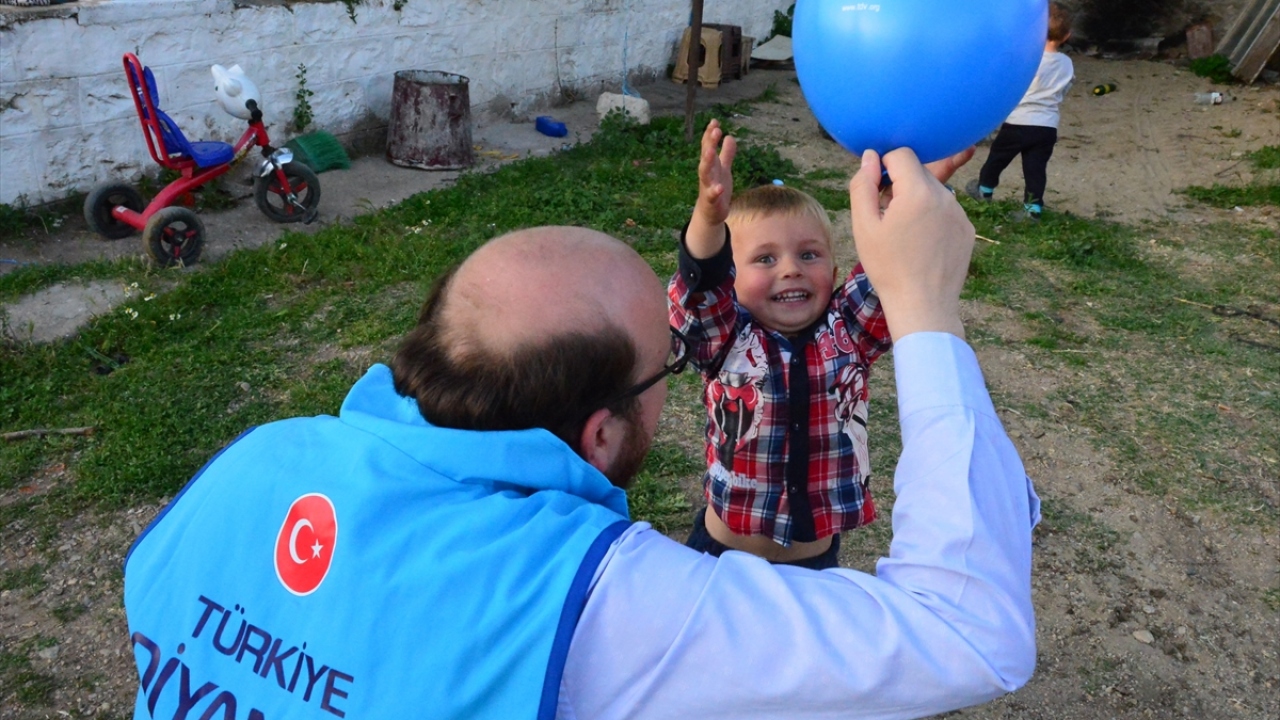 Türkiye`deki din kardeşlerinin selamını ve yardımlarını yüzlerce kilometre uzaktaki soydaşlara ulaştıran ekipler, gıda paketlerini tek tek ailelere teslim etti, çocukları ise balon ve şekerle sevindirdi.