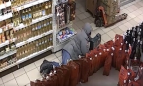 Kameralara yakalanmamak için sürünen hırsız anbean kaydedildi