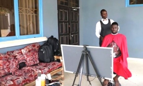 Mobil berber dükkanıyla müşterilerinin bekleme süresini azaltıyor