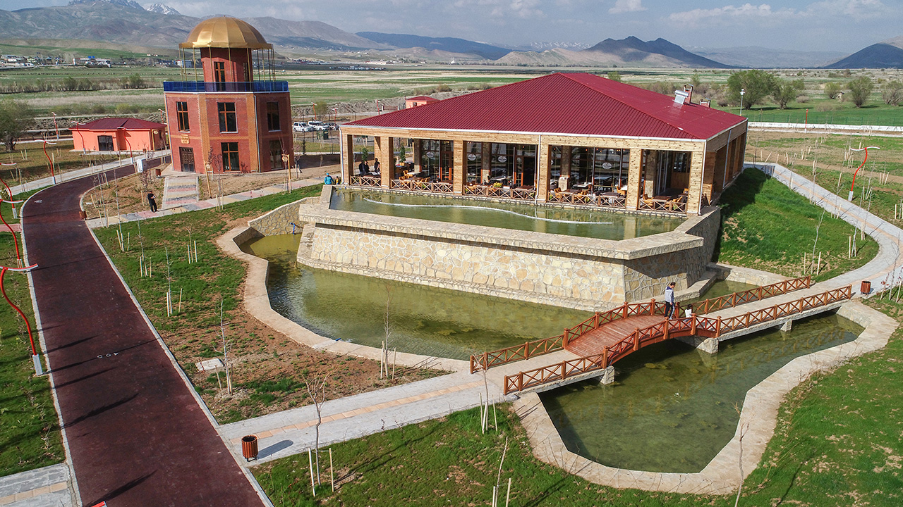 Gürpınar Kaymakamı Osman Doğramacı`nın İçişleri Bakanlığınca belediye başkan vekili olarak görevlendirildiği dönemde hazırladığı projeyle Gürpark Millet Bahçesi`nde oluşturduğu "Norduz Sofrası" kısa sürede büyük ilgi gördü.