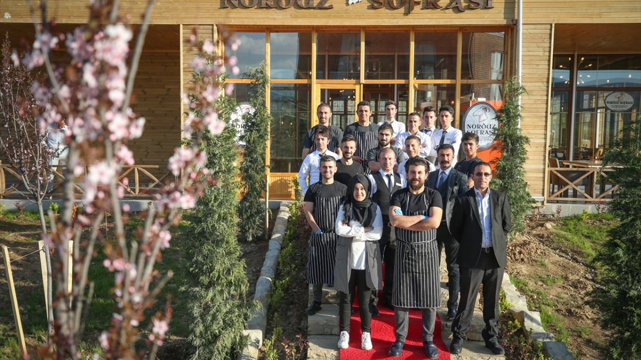 İlkbahar mevsiminde ilçenin yüksek kesimlerinde toplanan otların da yemeklerde kullanıldığı mutfakta, fırın ve közde pişirilen birbirinden lezzetli yemekler, Norduz Sofrası`na gelen misafirlerin damak beğenisine sunuluyor.