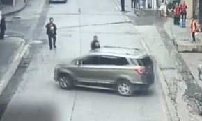 El freni çekilmeyen araç sokağı birbirine kattı