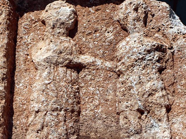 10 tonluk kayadan Roma dönemine ait "veda sahnesi" çıktı