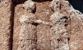 10 tonluk kayadan Roma dönemine ait "veda sahnesi" çıktı