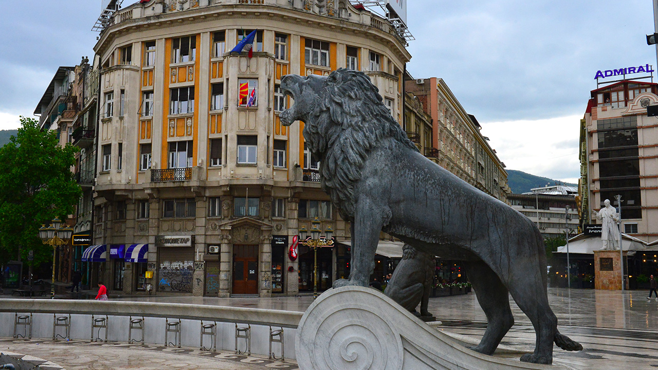 Ülkenin en büyük meydanı olan 18 bin 500 metrekarelik Makedonya Meydanı`nda, birbirine yakın, irili ufaklı yüzlerce heykel ve anıt görülüyor.