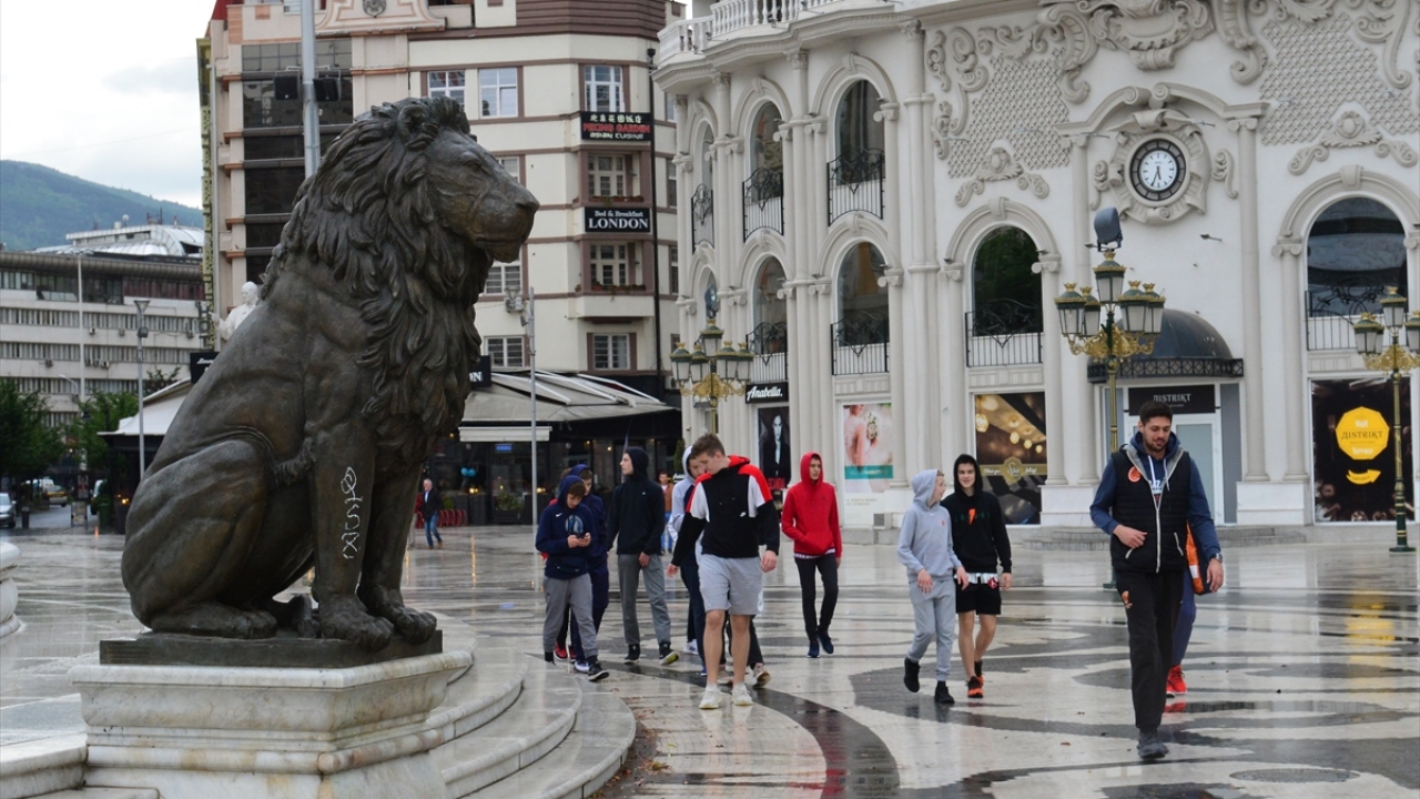 Şehrin bir çok noktasında başta insan ve hayvanlar olmak üzere çok sayıda heykele rastlanıyor.