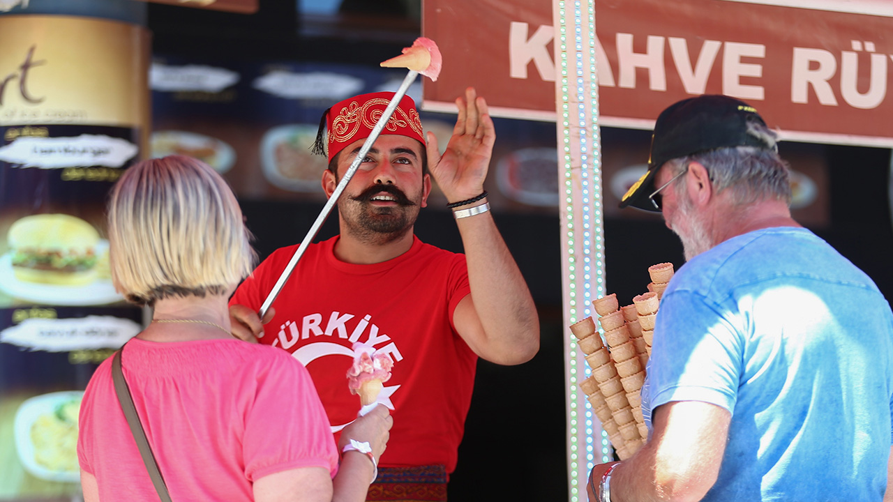 Dünyanın dört bir yanından ziyaretçi çeken Antalya`da dondurma satıcıları, bir taraftan yaptıkları şovlarla turistleri eğlendirirken, diğer taraftan da Türkiye`nin tanıtımına katkı sağlıyor.