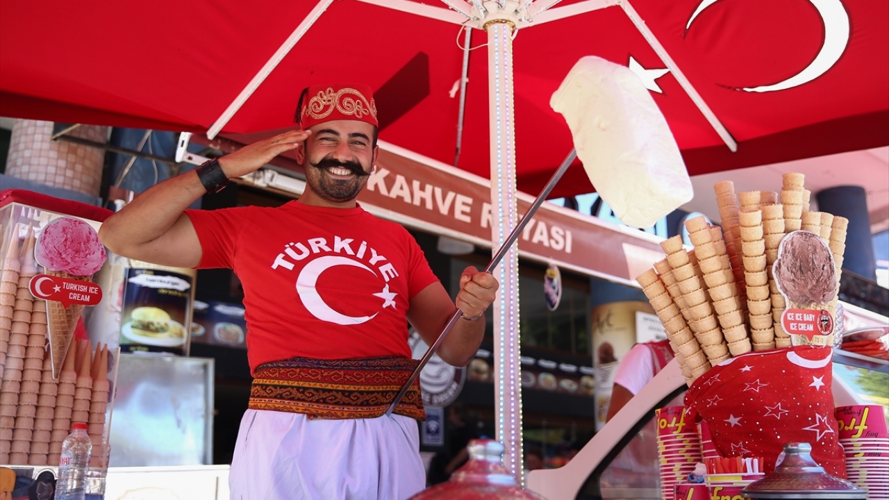 Dondurma satıcılarından Yakup Ceren, satış yaparken turistleri eğlendirmeyi çok sevdiğini söyledi.