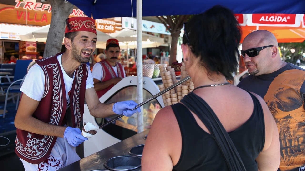 Yöresel kıyafetli ustalar, Kahramanmaraş`tan getirilen keçi sütünden kesme dondurmayı özel yapım uzun bir kaşıkla dolaptan alıyor. Ustalar, dondurmayı külaha koyup müşteriye sunarlarken yaptıkları birbirinden ilginç şovlarla turistleri eğlendiriyor.