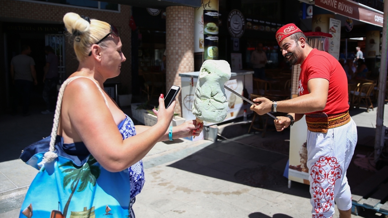 Turistler, dondurmacıların yöresel kıyafetleriyle yaptıkları şovları cep telefonlarıyla da kayıt altına alarak sosyal medya hesaplarından paylaşıyor, özçekim yapmayı da ihmal etmiyor.