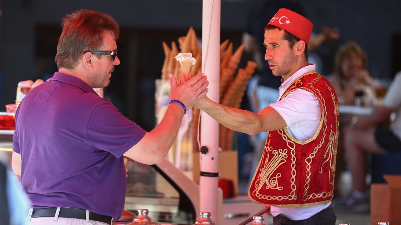 Dondurmacılardan Ahmet Kostul da yaklaşık 10 yıldır bu işle uğraştığını, işini çok sevdiğini söyledi.