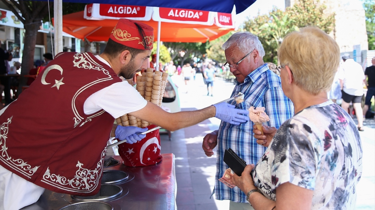Emrah Şişman ise 4 yıldır bu işi yaptığını belirterek, turistlerle dondurma satacak kadar hemen her dilde anlaşabildiğini kaydetti.