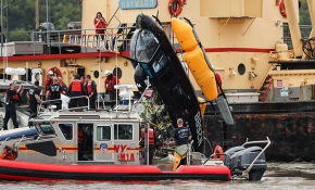 New York'ta helikopter nehre düştü