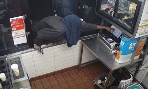Çalışanlar kaçınca soyguncu kasayı açamadı