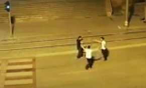 Yaya geçidinde oyun oynayarak karşıya geçtiler