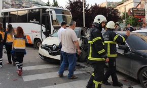 Freni boşalan midibüs trafiği birbirine kattı