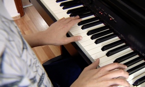 Doğuştan görme engelli Mert müzikle yaşıyor