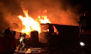 Küçükçekmece'de palet imalathanesinde yangın