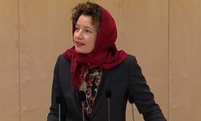 Avusturyalı vekil başörtüsü yasağını başörtüsü takarak protesto etti