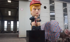 İngiliz protestoculardan tuvalette tweet atan dev Trump robotu