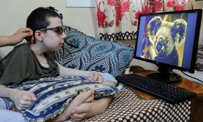 Kas hastası Ahmet "engelsiz mouse" ile bilgisayar kullanabiliyor