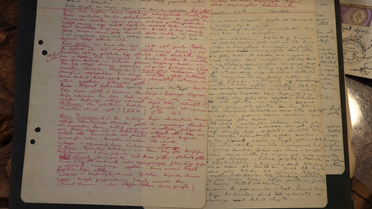 Koleksiyonda, yargılamalar sırasında çekilen fotoğraflardan günlüklere birçok anı var.