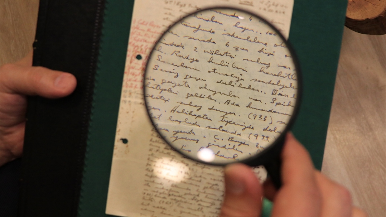 Yassıada Müdafaa Kitabı, Adnan Menderes idama götürülürken arkadaşları Celal Bayar ve İbrahim Kirazoğlu`nun yüksek sesle okuduğu el yazma Amme Cüzü yer alıyor. 