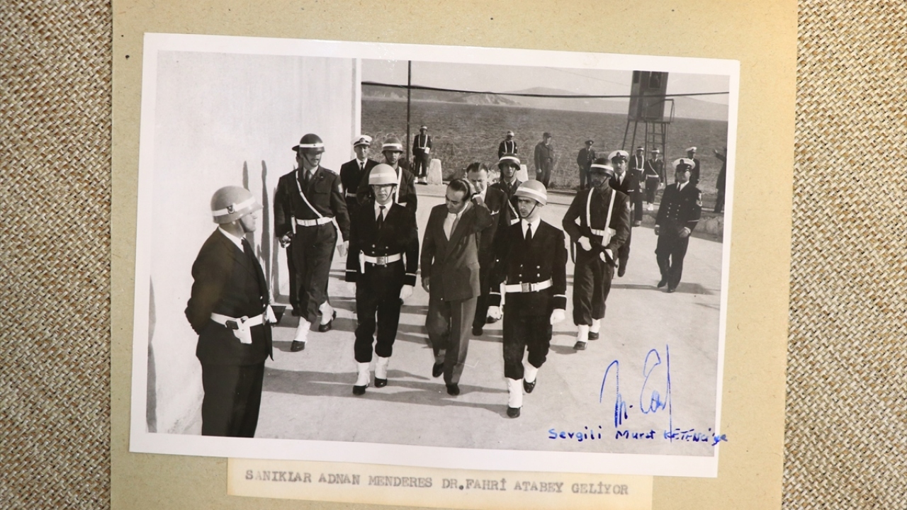 Merhum başvekil Adnan Menderes`in tespihi, kol saati, duruşma salonundaki sanık mikrofonu da koleksiyonlar arasında.