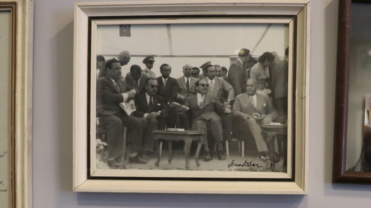 Dönemin mebus, bürokratları ile Yassıada davalarına tanıklık etmiş kişilerin ailelerinden, yakınlarından ve koleksiyonerlerden 50 yılda toplanan koleksiyon, 27 Mayıs 1960 darbe döneminin karanlığına ışık tutuyor.