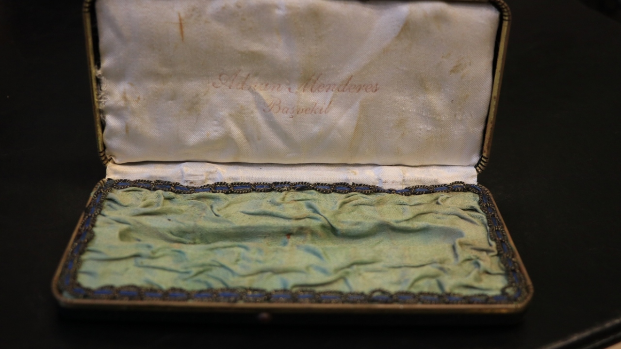 Kişisel eşyalar ve fotoğraflar ise elden ele bugüne kadar muhafaza edilerek gelmiş.