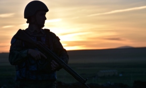 Hudutta eller tetikte gözler semada iftar ve sahur