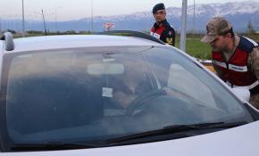 Trafik uygulaması yapan jandarma sürücüleri iftara davet etti