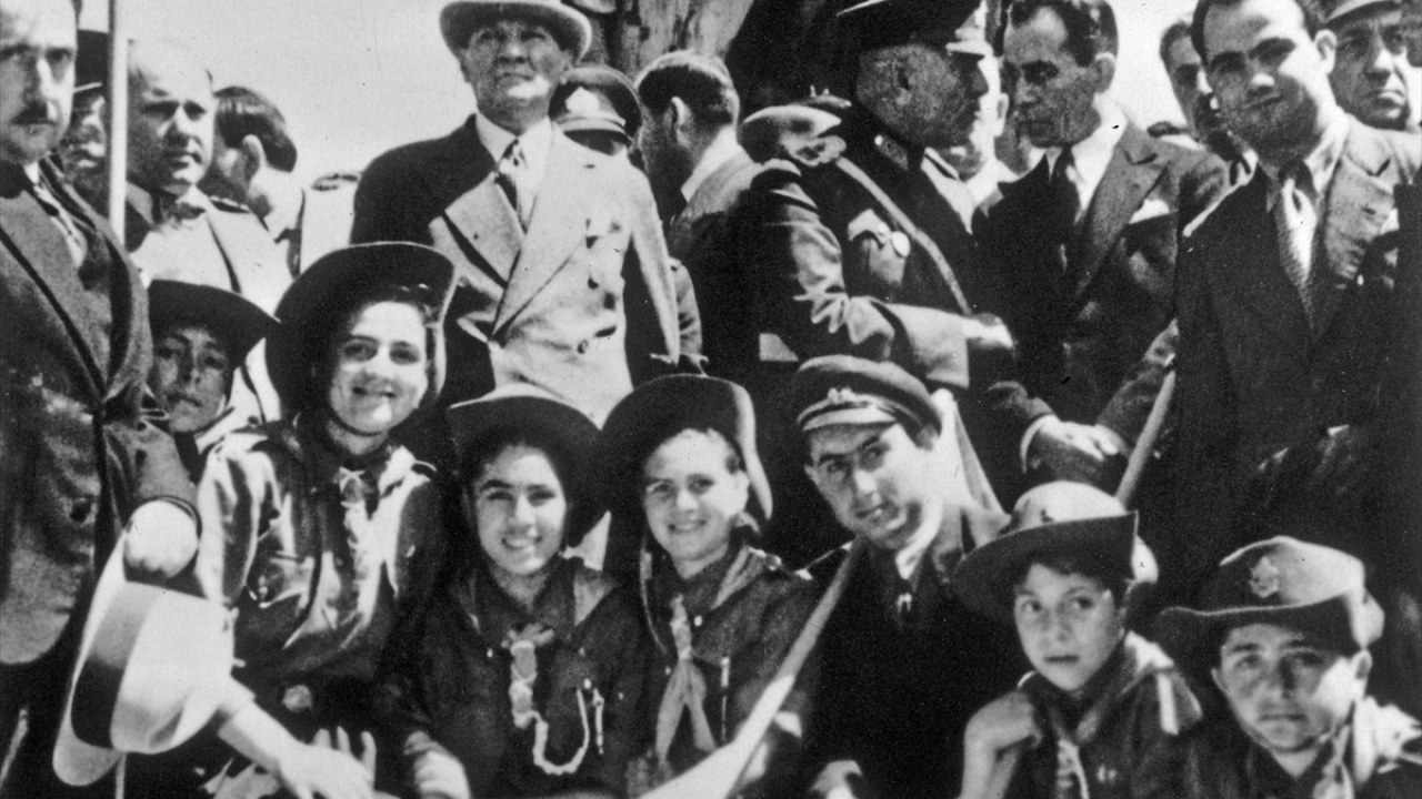 Mustafa Kemal Atatürk`ün izcilerle olan bir fotoğrafı.