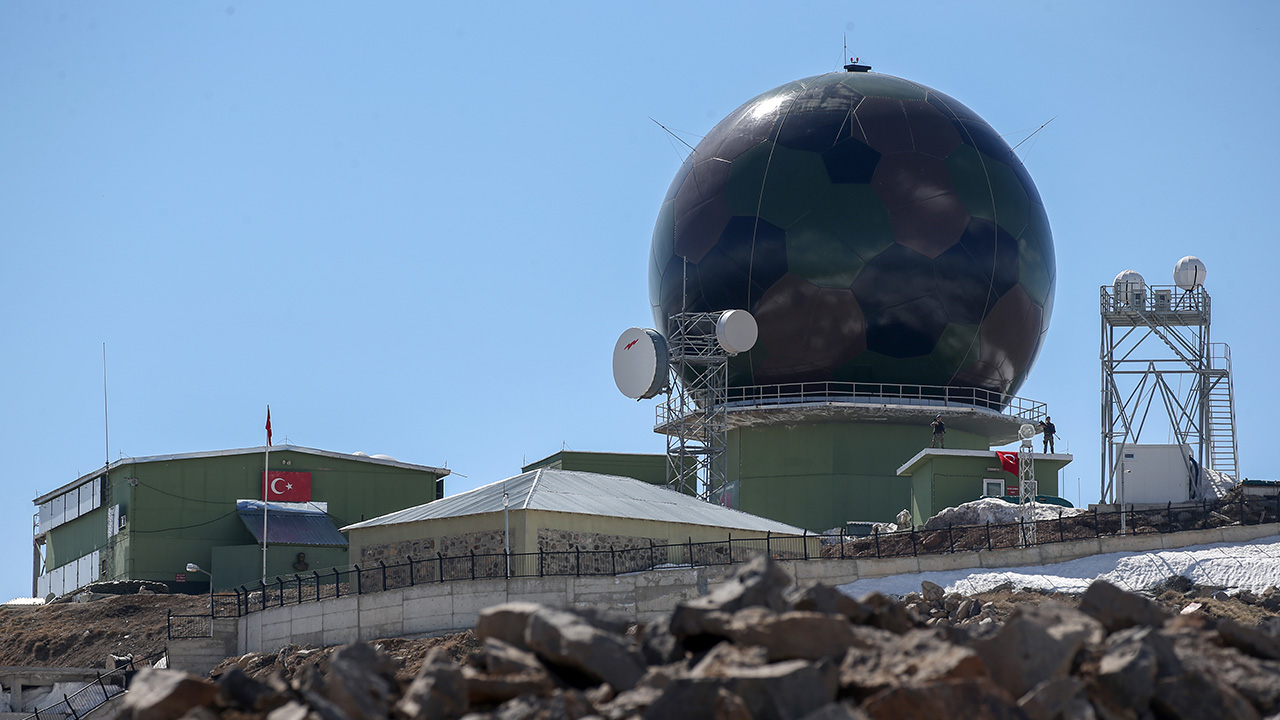 Erzurum Hava Radar Mevzi Komutanlığına bağlı Pirreşit Hava Radar Kıta Komutanlığında görevli Mehmetçik, yılın 9 ayının karlı geçtiği sorumluluk bölgesinde adeta kuş uçurtmuyor.