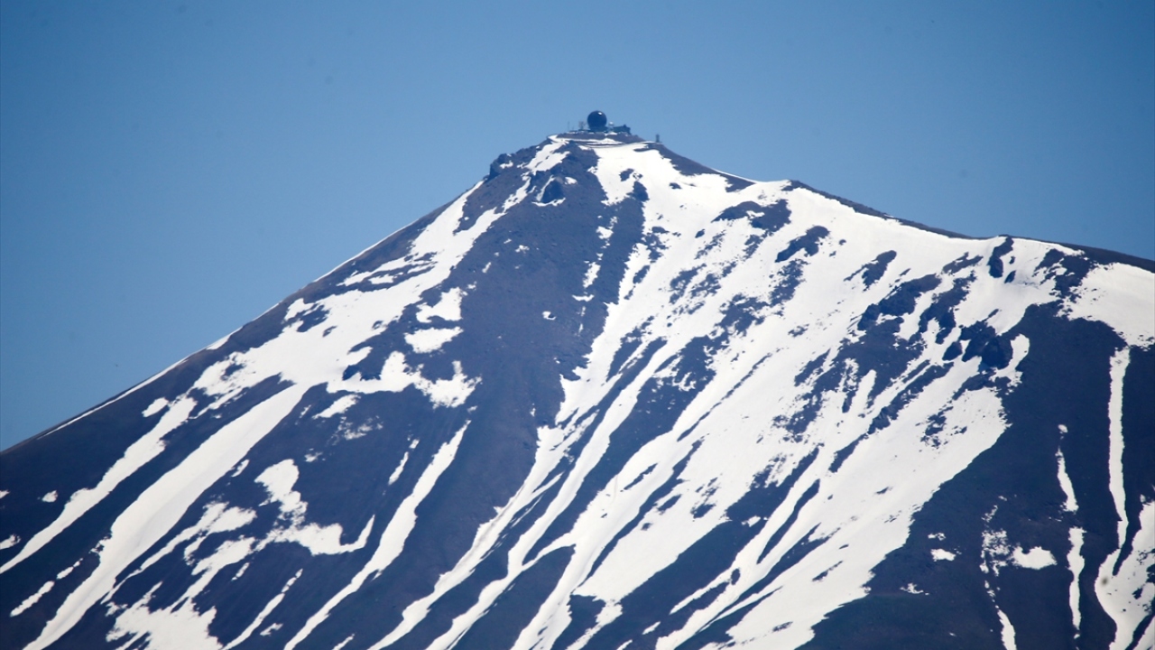 Türkiye`nin "gökyüzündeki gözleri" konumundaki ülkenin en doğusundaki radar üssünde görevli Mehmetçik, zorlu arazi şartlarına rağmen görevini en iyi şekilde icra ediyor.