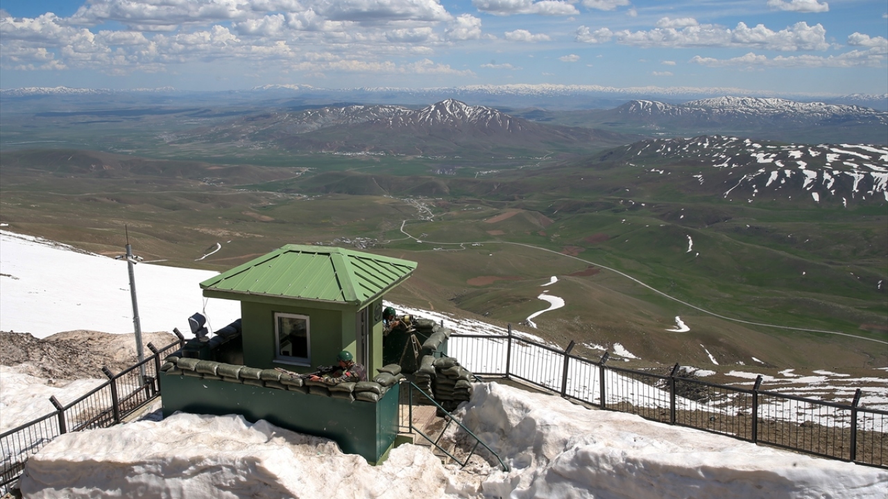 Ay yıldızlı bayrağın dalgalanması, halkın huzur ve güvenliğinin sağlanması amacıyla 7 gün 24 saat gözetleme ve keşif yaptıklarını belirten Özcan, gökyüzünden gelebilecek her türlü tehdide karşı teyakkuzda olduklarını dile getirdi.