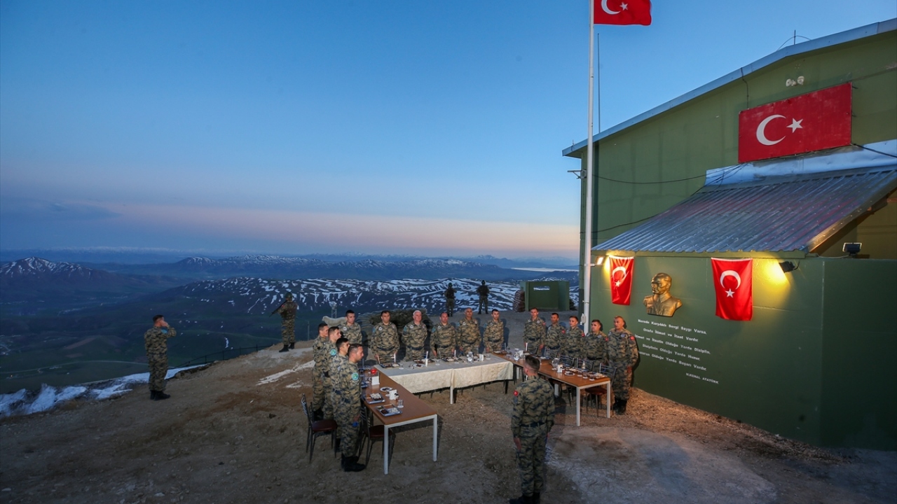 Oruçlarını bulutlar eşliğinde açıyorlar