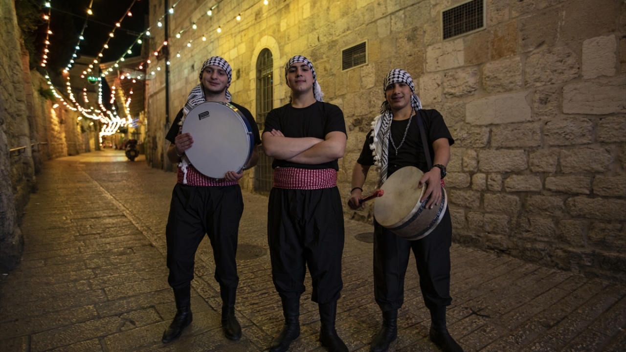 Grup adına açıklamalarda bulunan Muhammed Havaş, ramazan davulculuğunu severek yaptıklarını ve bu geleneğin ramazan ayına ayrı bir hava kattığını söyledi.
